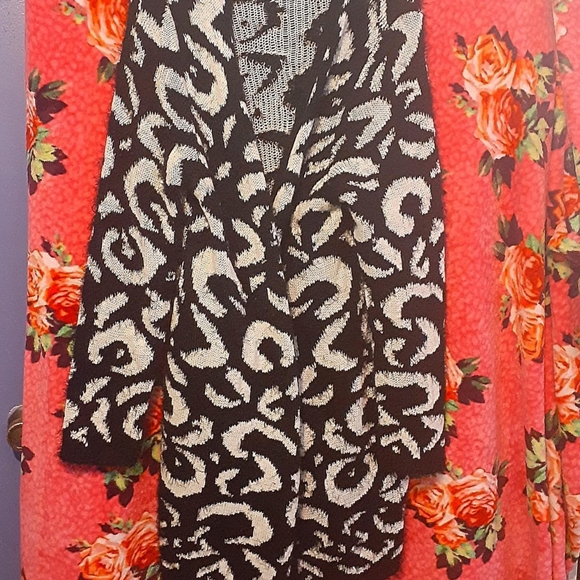 Black and White long Sweater 1X Women's - Picture 2 of 4